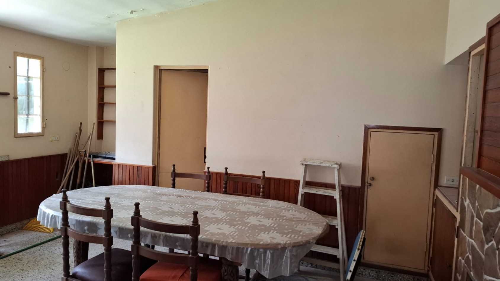 CASA AL FRENTE CON PATIO  VERDE Y PARRILLERO - GRAN POTENCIAL DE RECICLADO.