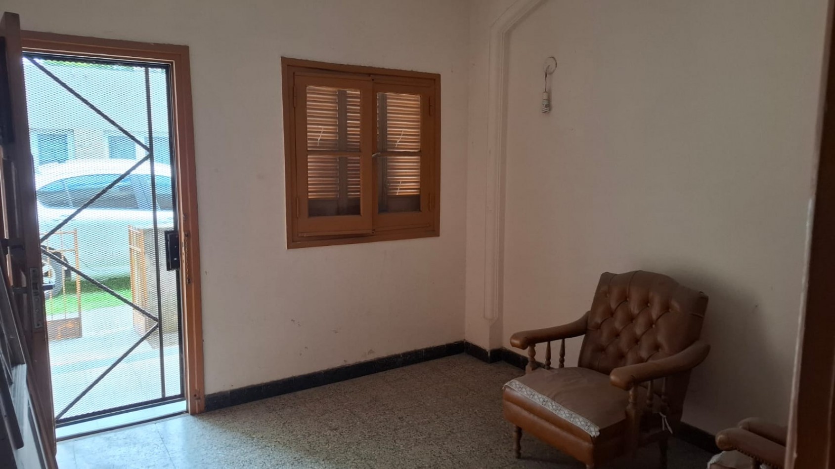 CASA AL FRENTE CON PATIO  VERDE Y PARRILLERO - GRAN POTENCIAL DE RECICLADO.