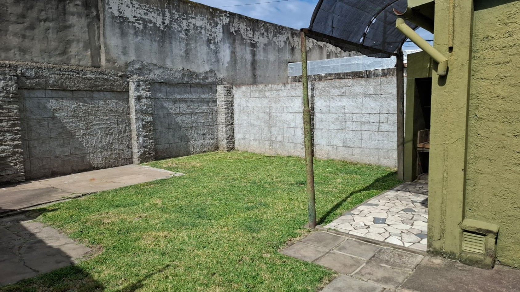 CASA AL FRENTE CON PATIO  VERDE Y PARRILLERO - GRAN POTENCIAL DE RECICLADO.