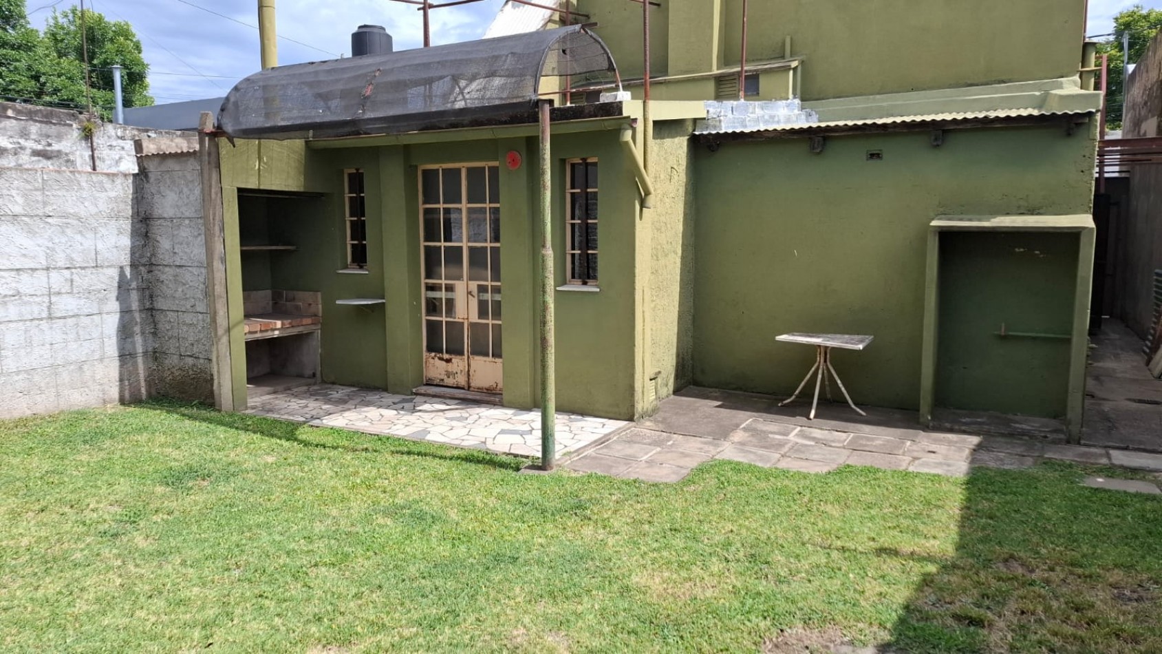 CASA AL FRENTE CON PATIO  VERDE Y PARRILLERO - GRAN POTENCIAL DE RECICLADO.