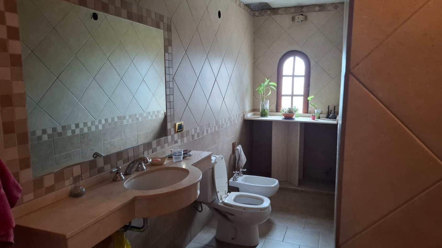 CASA DE 3 DORMITORIOS CON COCHERA Y TERRAZA