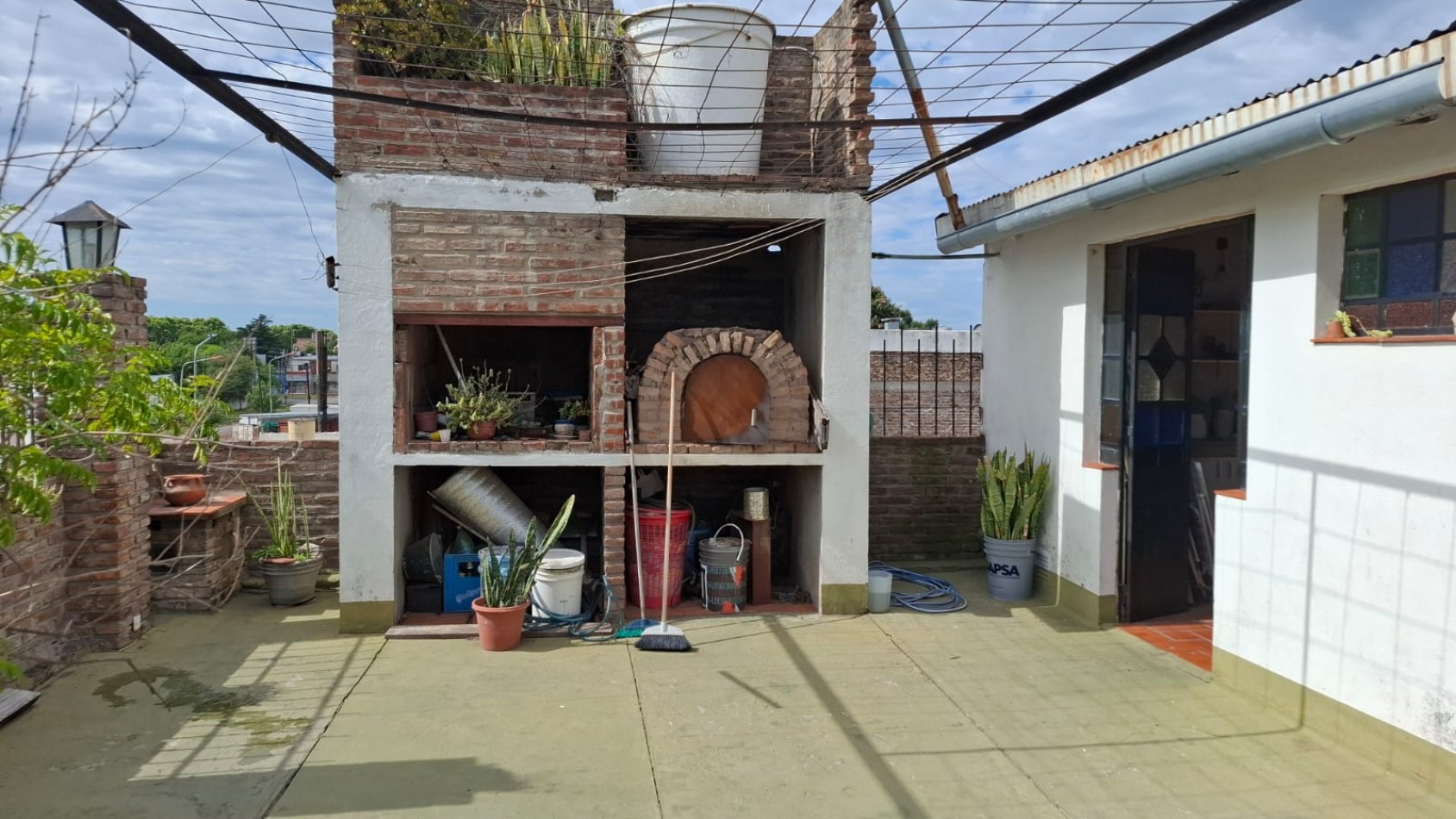 CASA DE 3 DORMITORIOS CON COCHERA Y TERRAZA