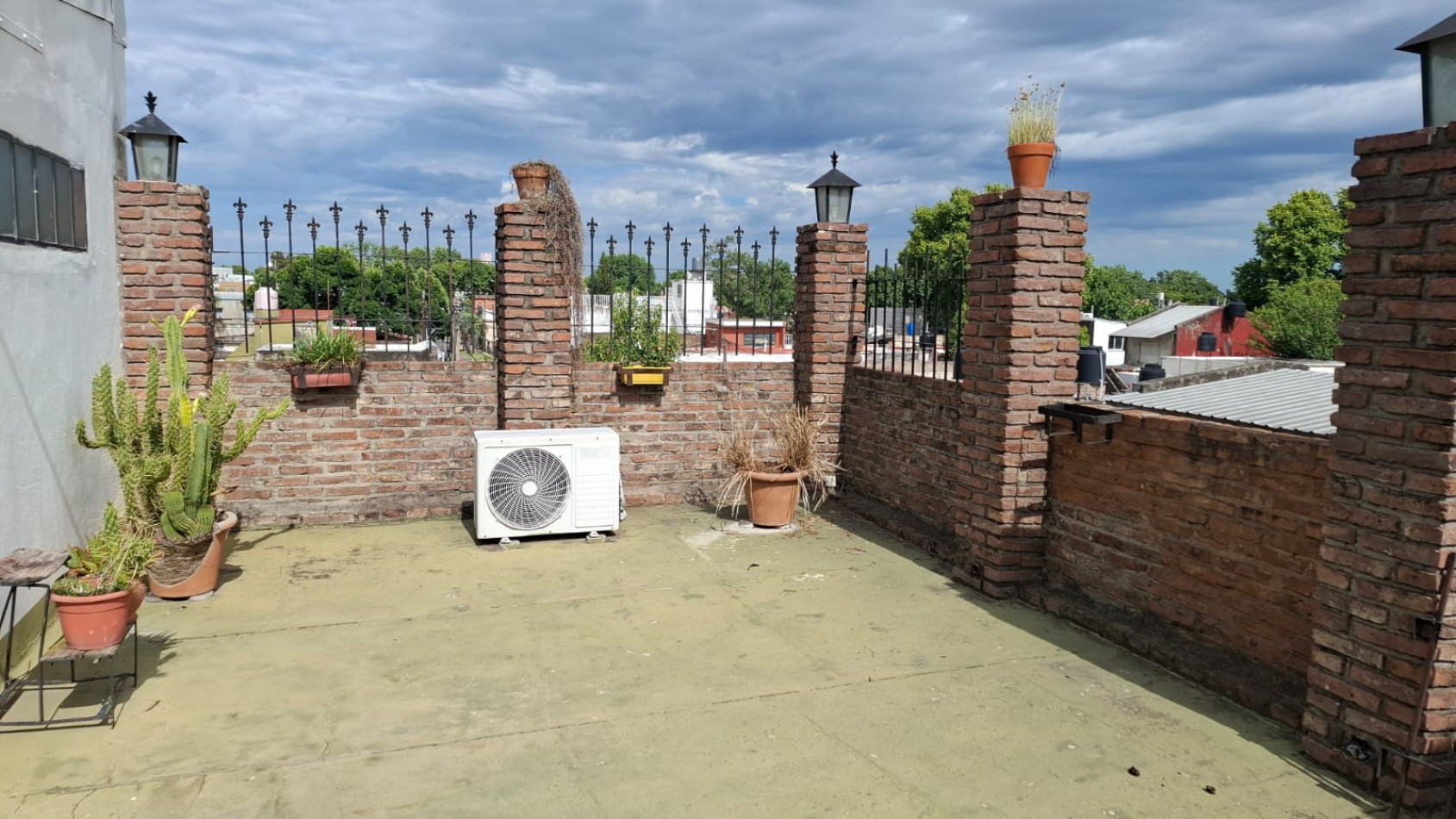 CASA DE 3 DORMITORIOS CON COCHERA Y TERRAZA